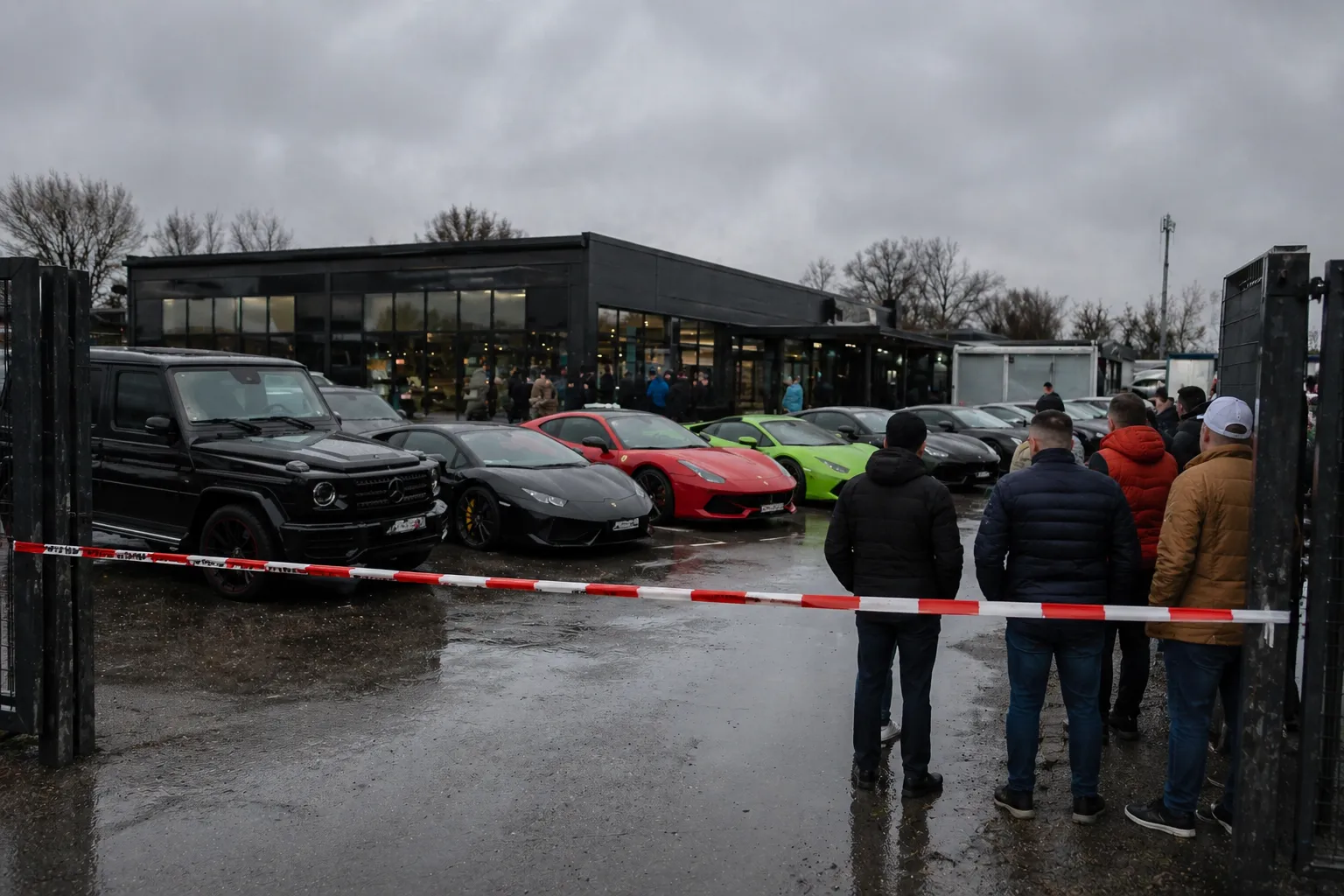 Policie zasahovala v luxusním bazaru Auta Super. Klienti bez aut, bez peněz a s otazníky nad osudem milionů